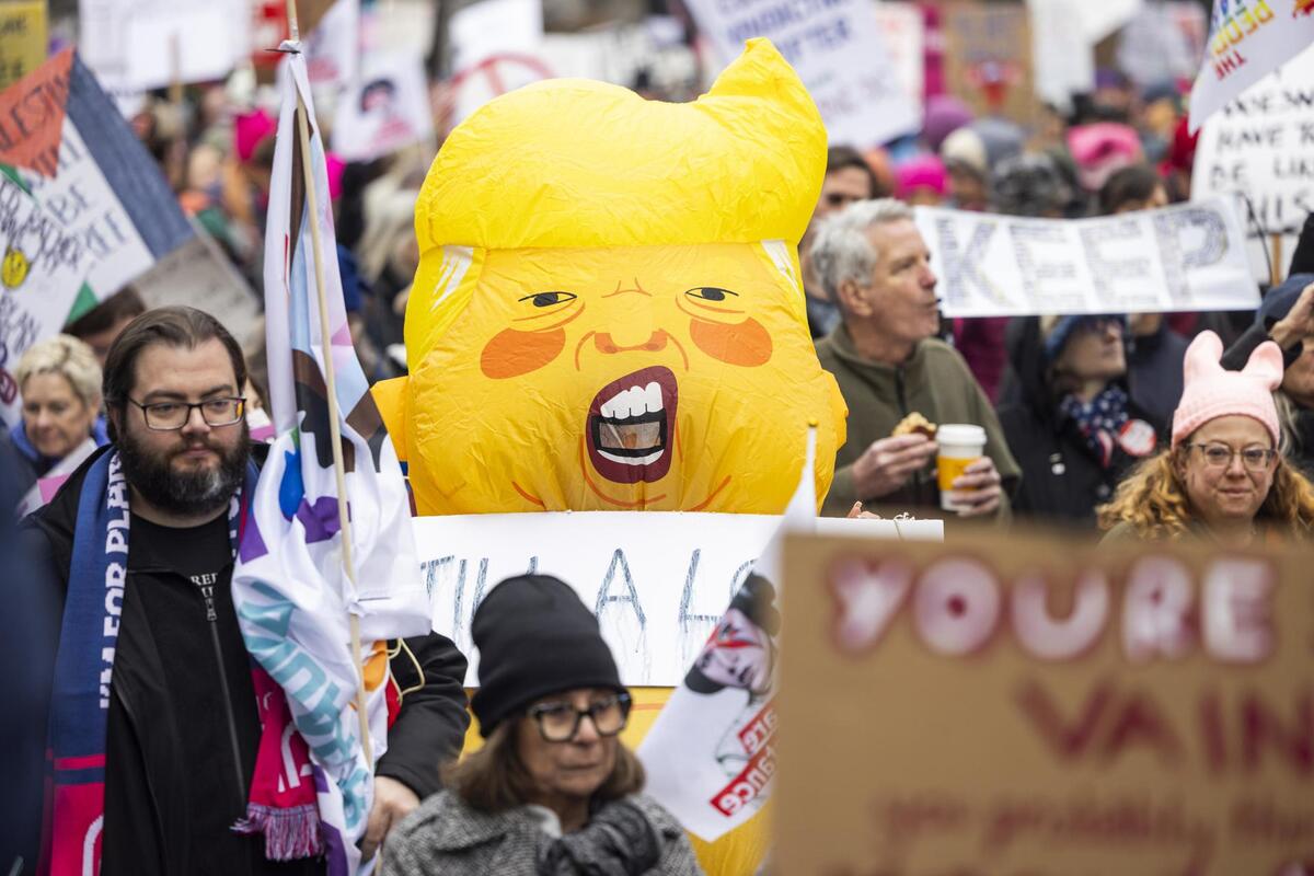 Participantes en la Marcha Popular, una manifestación que se opone a la administración entrante de Trump. EFE