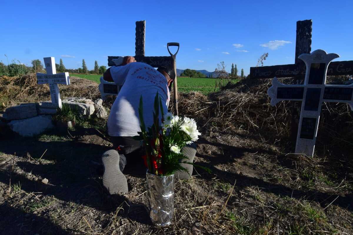 Familias de víctimas del siniestro de Tlahuelilpan limpian tumbas y rinden homenaje