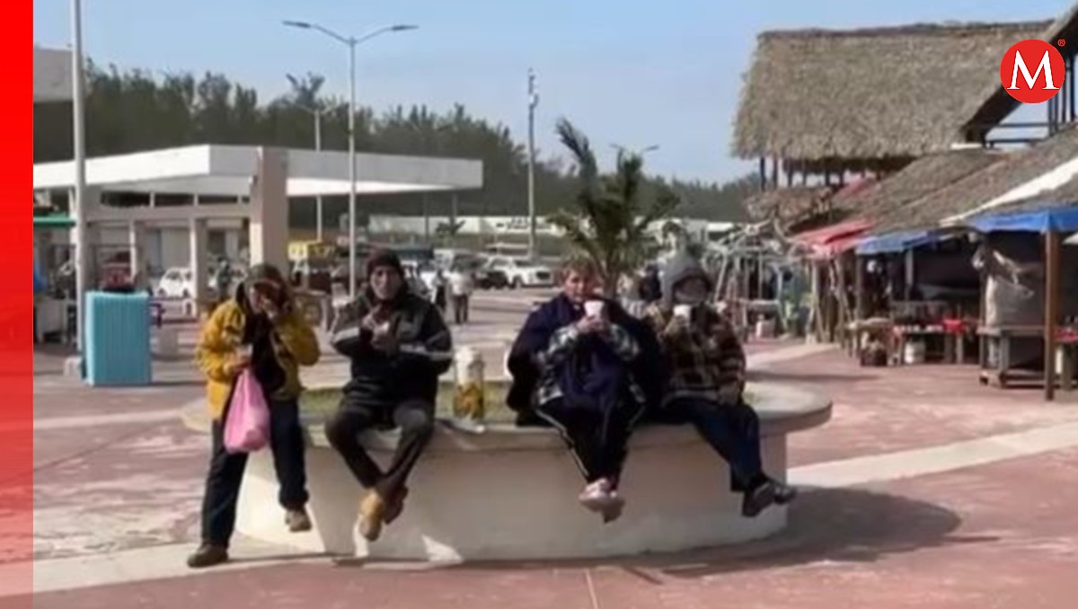 Ni el frío los detiene; llegan paseantes a playa Miramar pese a presencia de frente frio 24. (Jesús García)