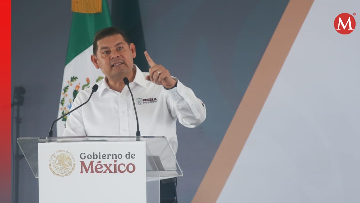El gobernador de Puebla, Alejandro Armenta, durante la entrega de tarjetas del Bienestar. | Araceli López