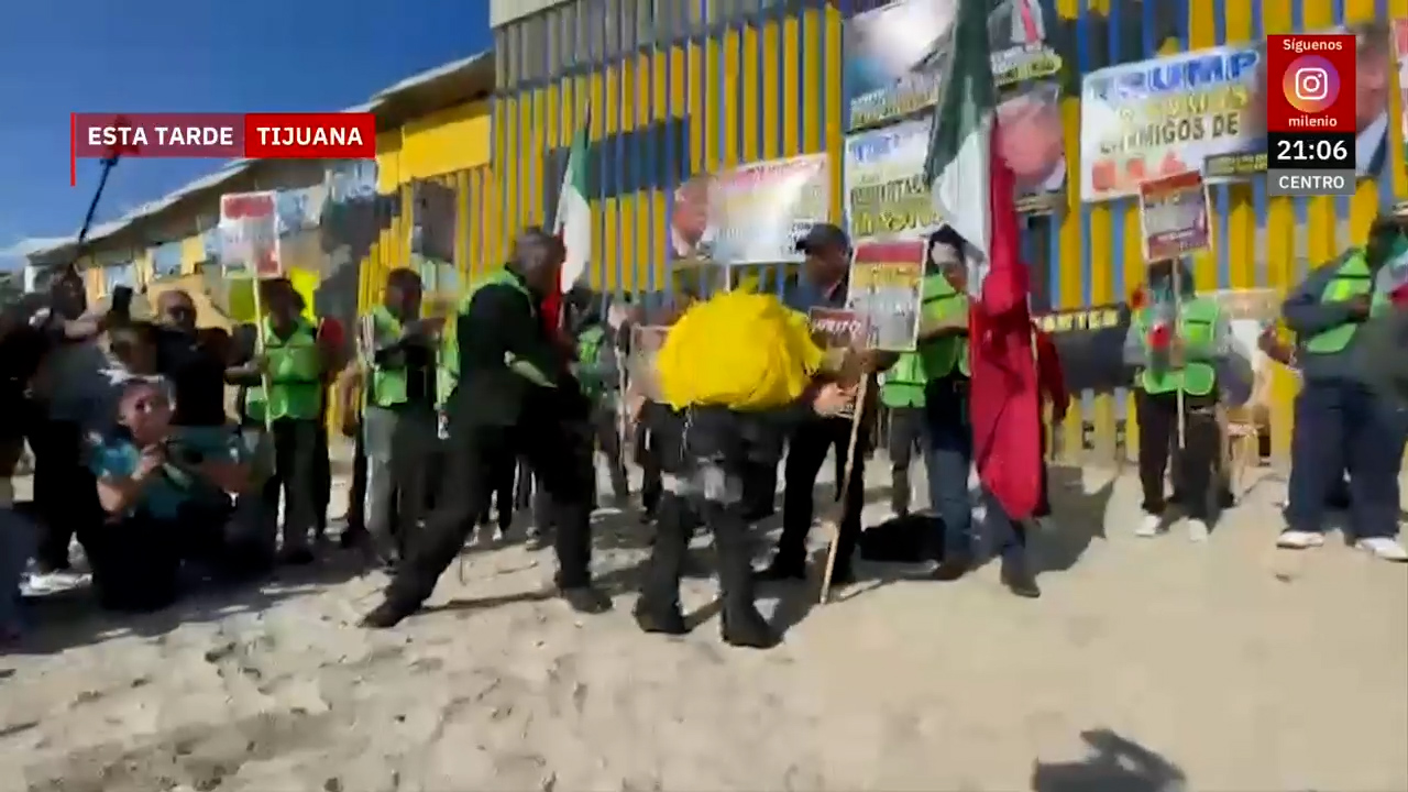 Activistas protestan en el muro fronterizo contra las políticas migratorias de Donald Trump