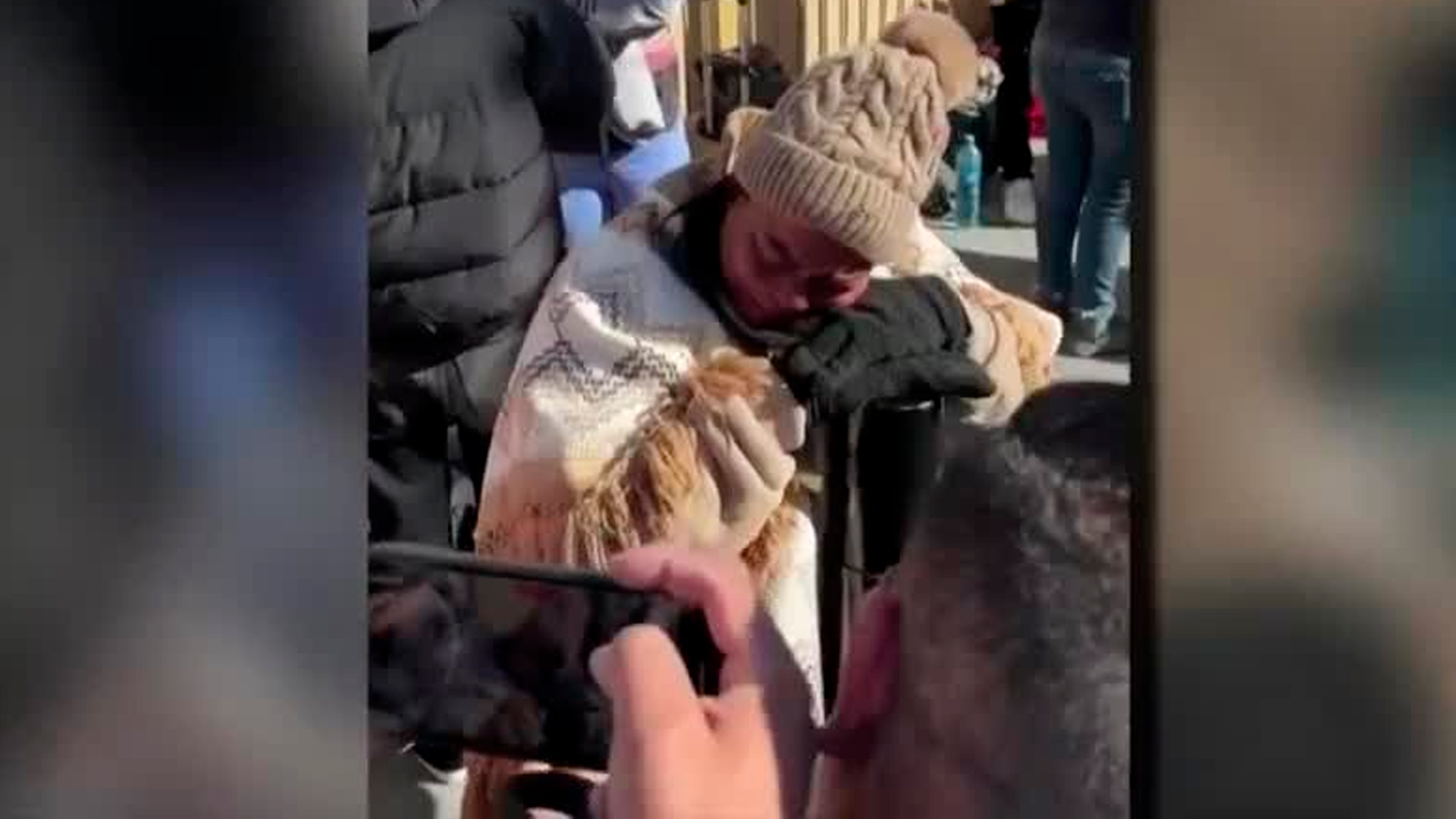 Migrantes rezan tras la cancelación de CBP One por gobierno de Donald Trump