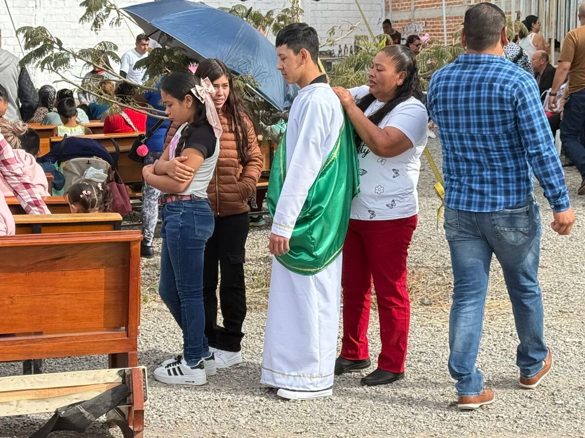 Roberto acudió vestido de San Judas a pagar su manda. (Pablo Núñez)