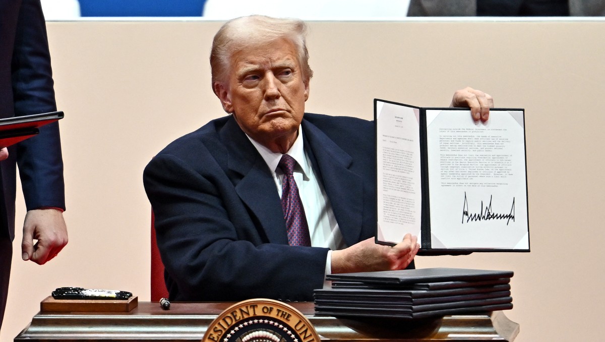 Trump firma órdenes ejecutivas. (AFP)