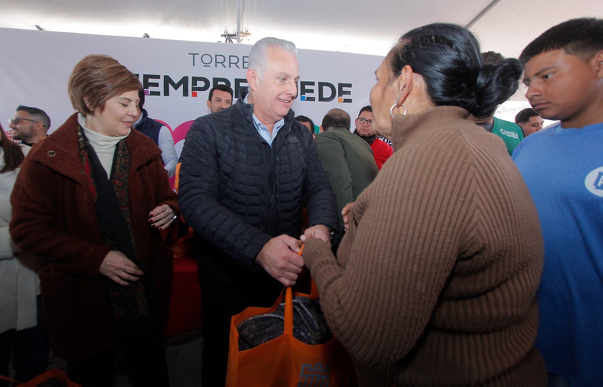El alcalde encabezó la entrega de kits de apoyo alimentario y cobijas. | Manuel Guadarrama