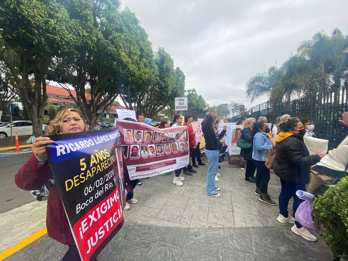 Impiden ingreso del colectivo Solecito Veracruz a comparecencia de la fiscal Verónica Hernández. | Especial