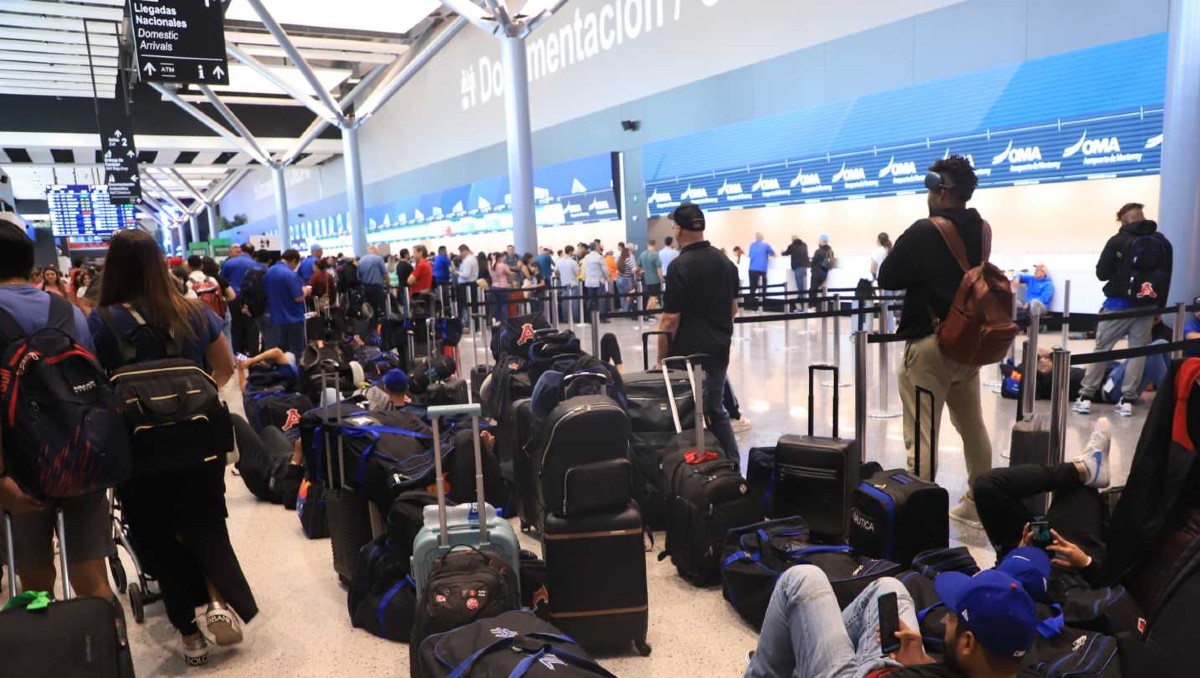 Viajeros esperando su vuelo en el Aeropuerto Internacional de Monterrey / Leonel Rocha