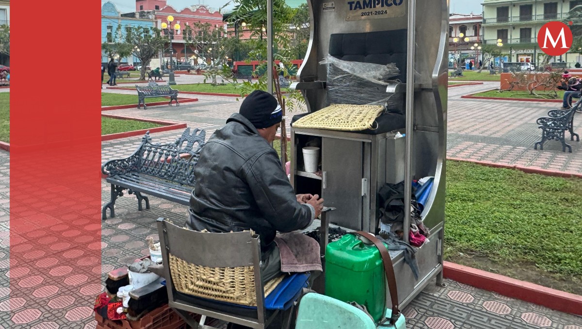 Boleros del centro de Tampico trabajan pese al frío.