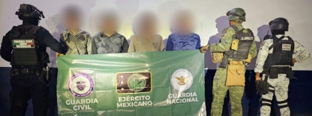 Detienen a cuatro presuntos criminales armados en Michoacán.