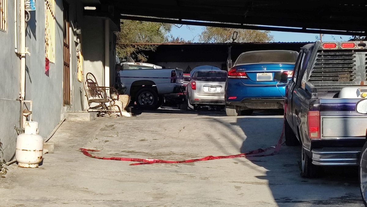 El cuerpo de la víctima quedó en el patio | Agustín Martínez