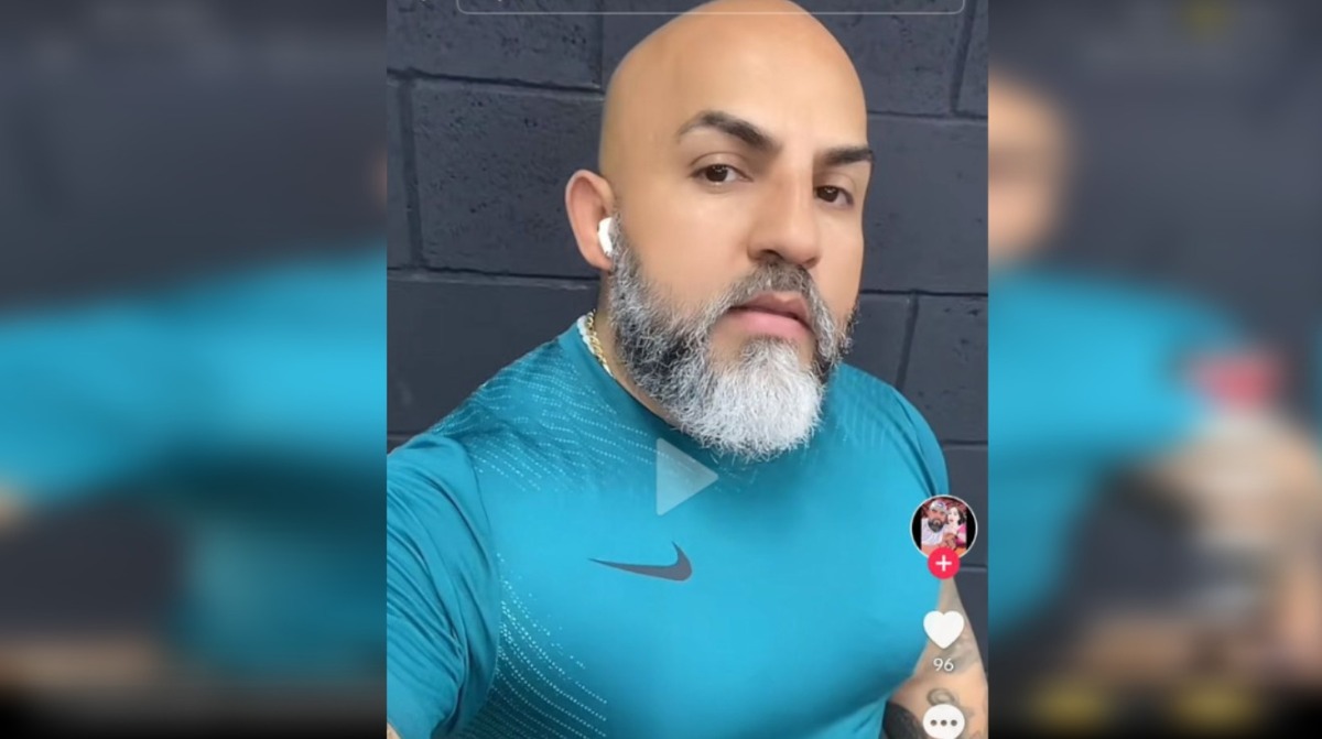 El influencer fue encontrado sin vida enfrente de una plaza.