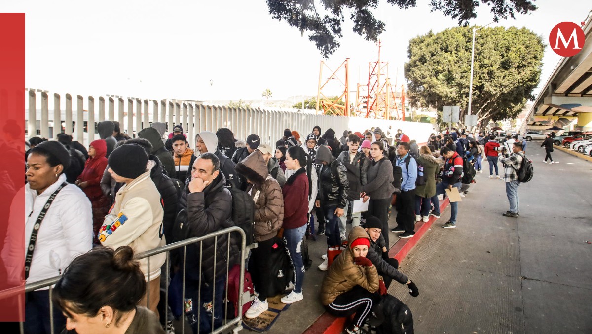 Fila de migrantes que tenían cita en la app CBP One. | EFE