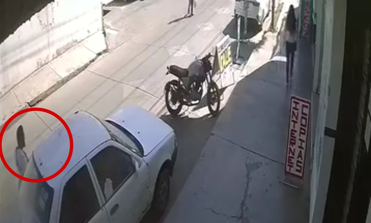 Hombre es captado intentando prender fuego a un auto.