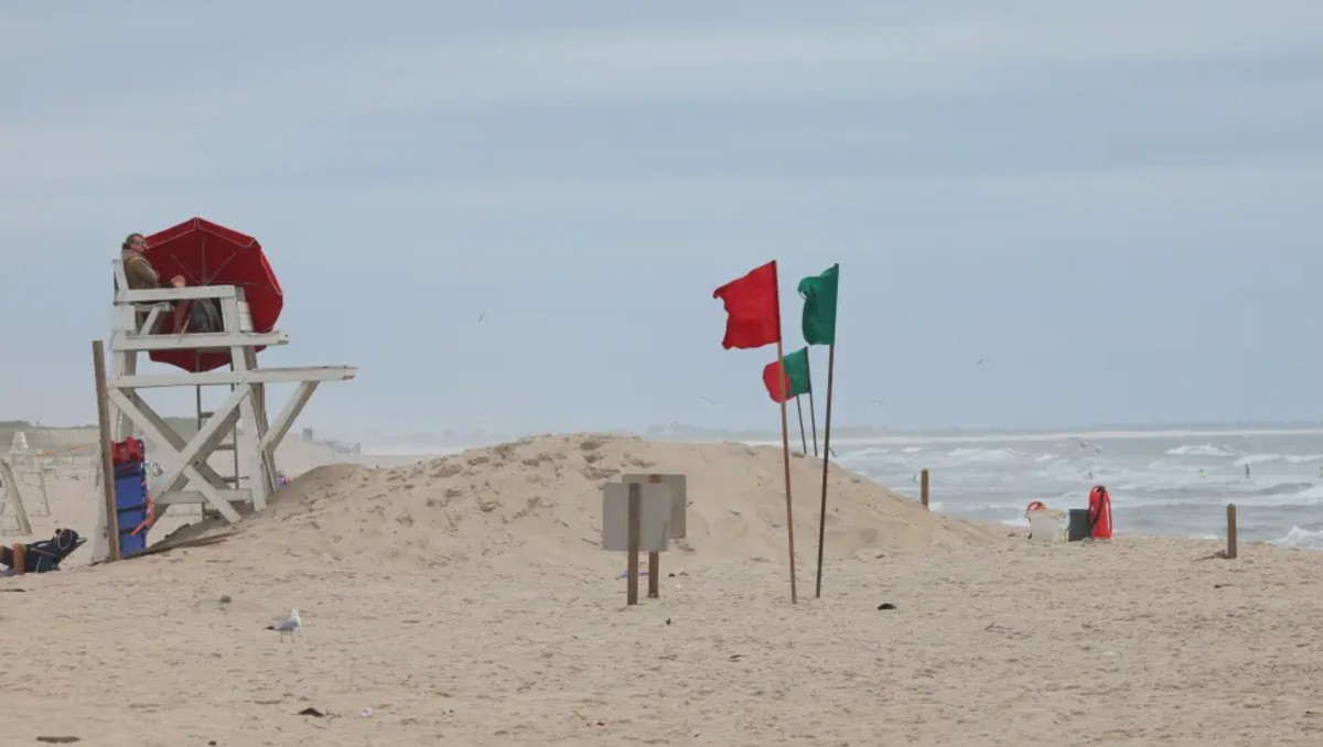 Hombre muere ahogado mientras surfeaba en aguas heladas. | Especial