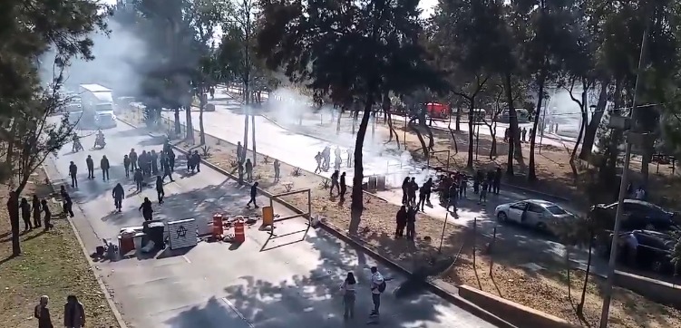 Los manifestantes cerraron los carriles centrales y laterales, lo hicieron con objetos. (Foto: SSC)
