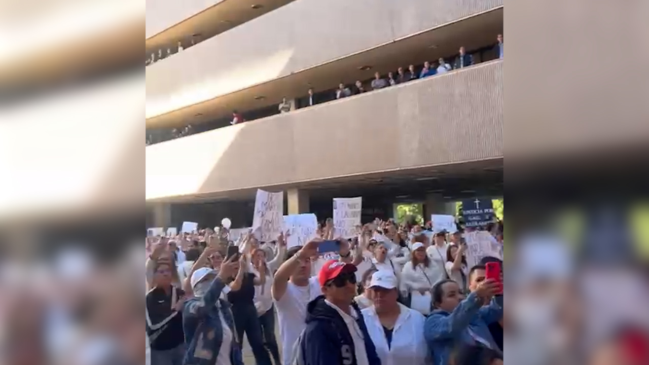 Manifestantes irrumpen y destrozan oficinas de Rubén Rocha Moya en Culiacán