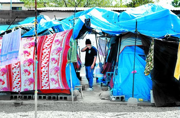 Repatriados que permanecen en el recinto de  Tamaulipas. ARIEL OJEDA