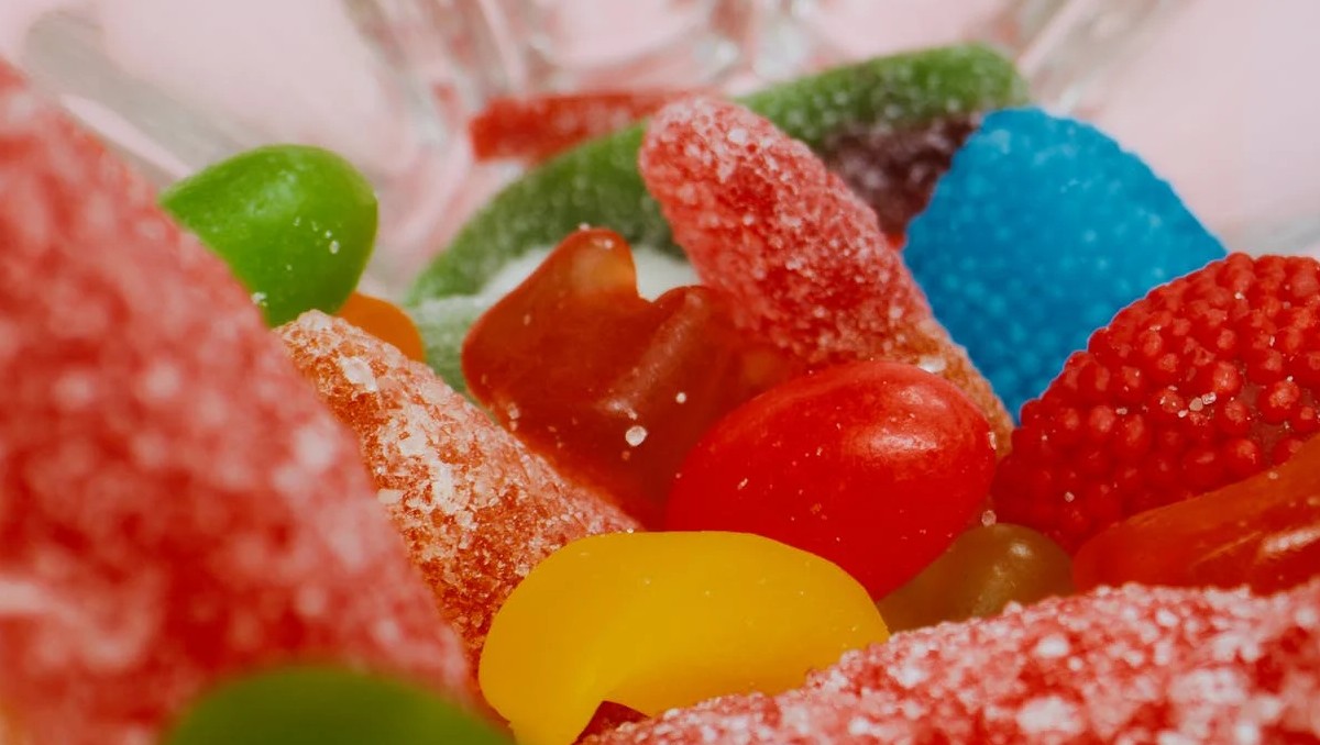 El colorante retirado por la FDA se encuentra principalmente en alimentos dirigidos al sector infantil, pero también en medicamentos. / Pexels