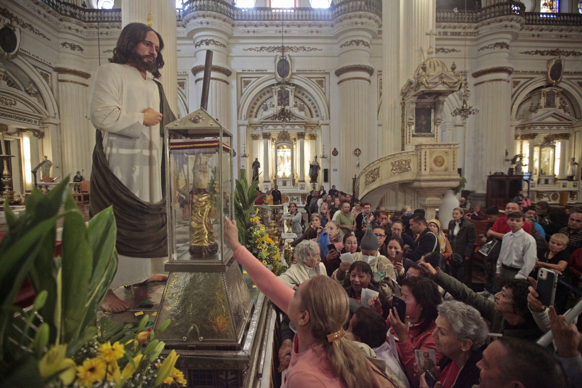 Los fieles esperaron con paciencia para poder ingresar a la Catedral y poder tocar la urna. (Fernando Carranza)