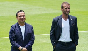 Víctor Velázquez llegó a La Noria para platicar con jugadores e Iván Alonso, con la finalidad de definir el futuro de Cruz Azul tras la salida de Martín Anselmi