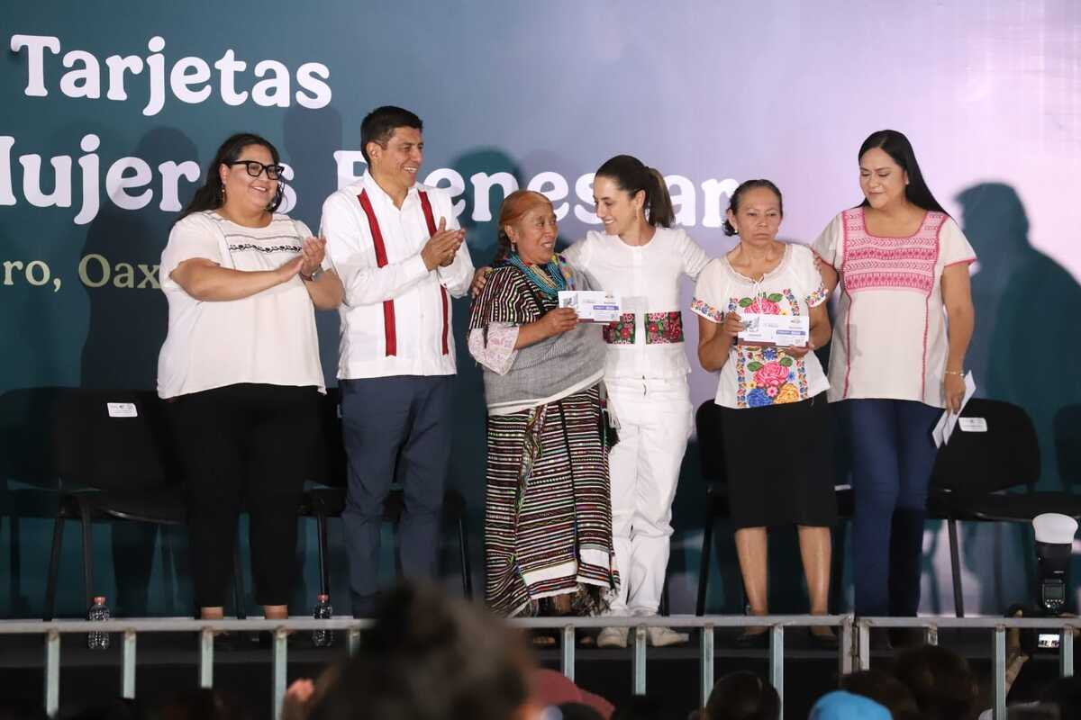Claudia Sheinbaum durante su gira por Oaxaca. | Foto: Jesús Quintanar