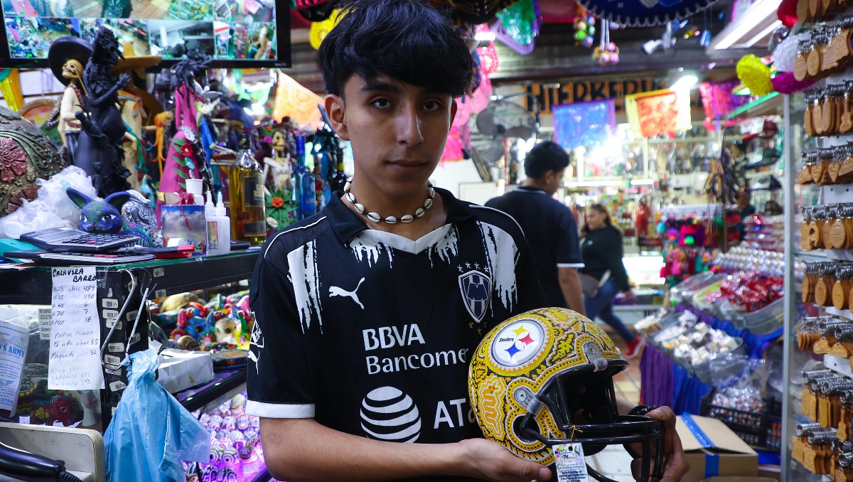El oferente Luis Martínez posa con los cascos en tamaño real. Foto: Jorge López
