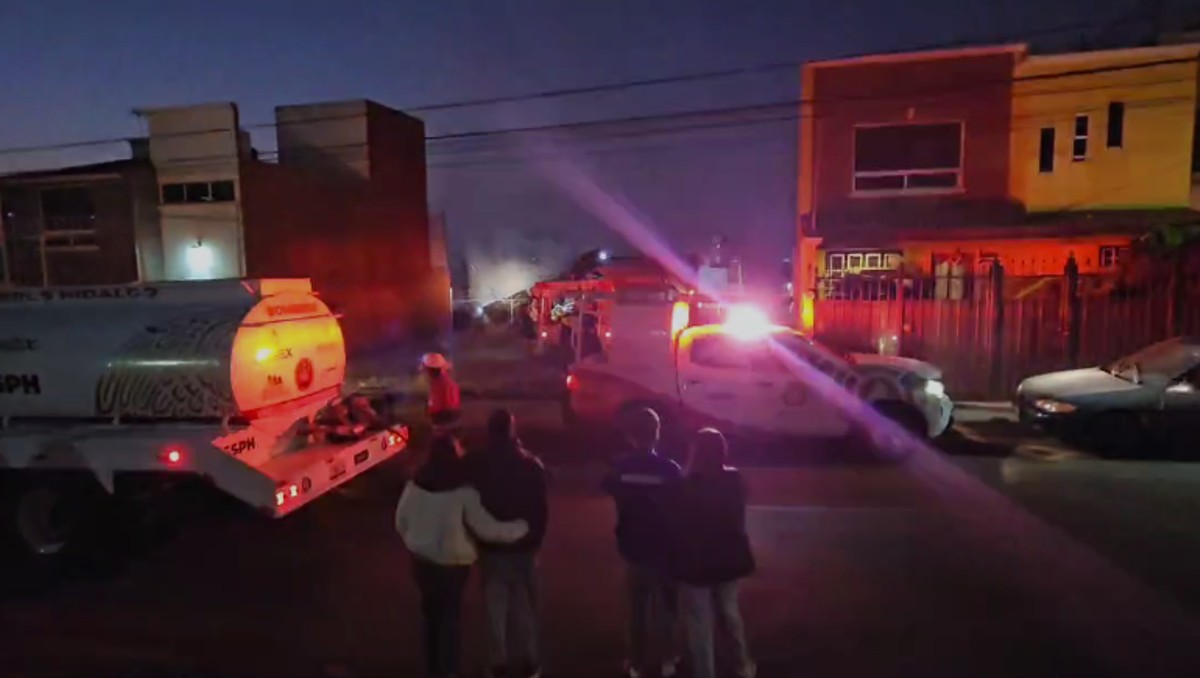 Bomberos sofocaron el incendio en un predio de autos abandonados en Pachuca
