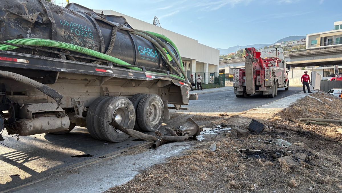 El conductor de la pipa resultó ileso a pesar de lo aparatoso del accidente | Ángel Mercado