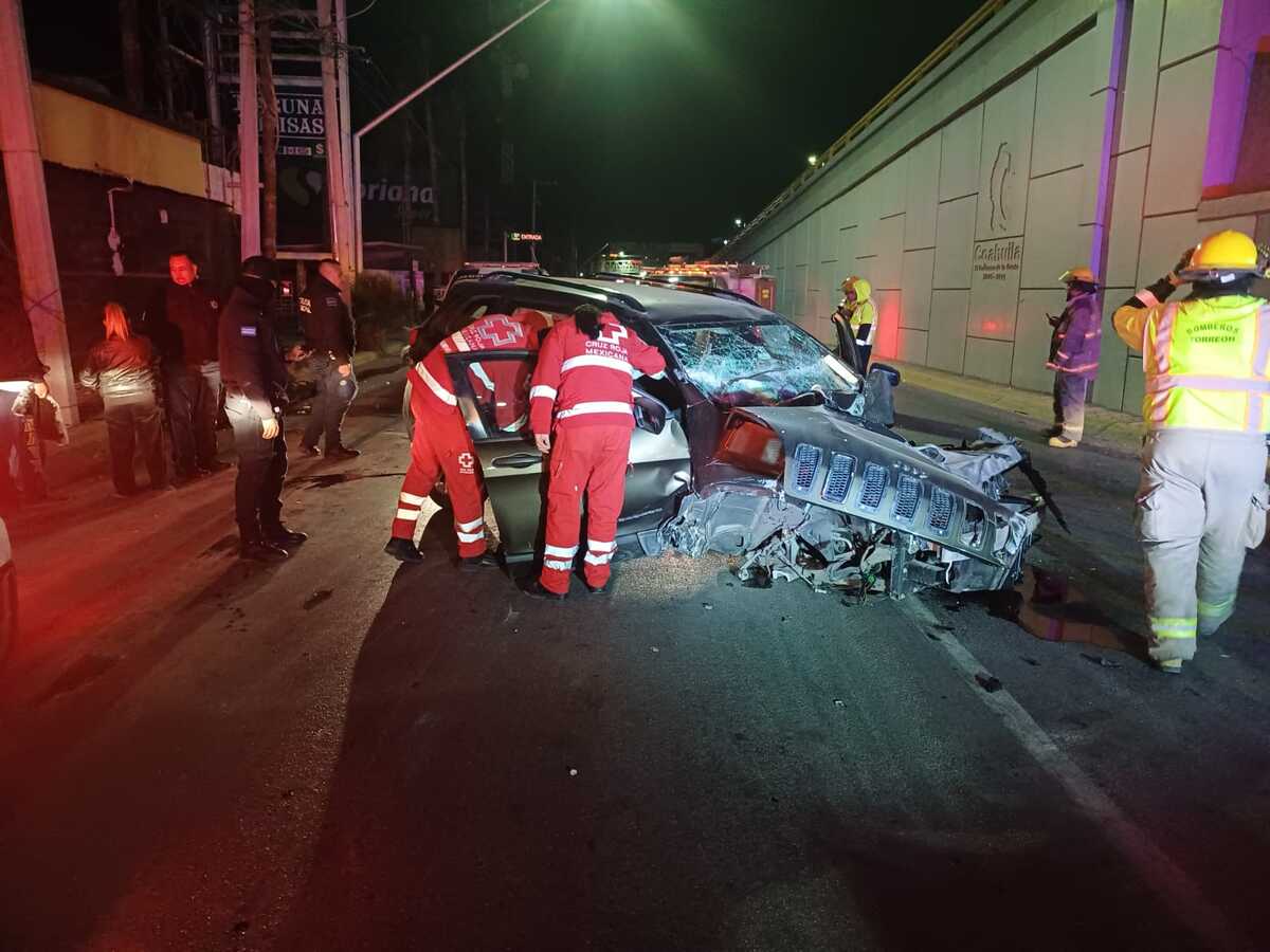 La camioneta quedó destrozada tras el fuerte impacto. | Especial