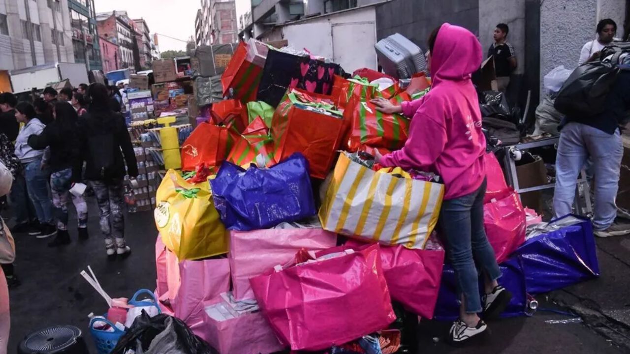 Comerciantes y policías de CdMx protagonizan riña en Alameda Central; hay tres detenidos