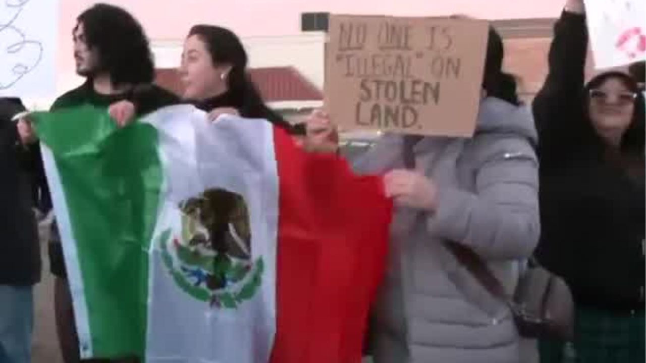 Latinos se manifiestan contra políticas migratorias de Trump en Nebraska, Estados Unidos