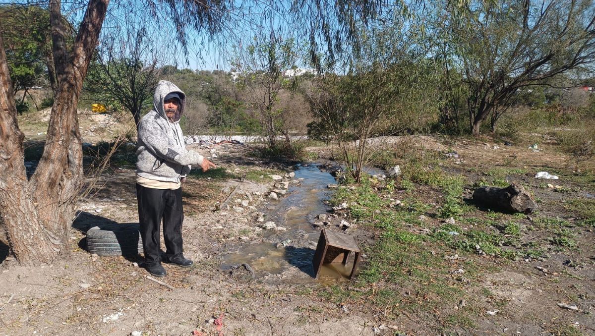 Mauro Reyna señala el lugar en donde llega el agua sucia de la red de Agua y Drenaje | Eduardo Mendieta