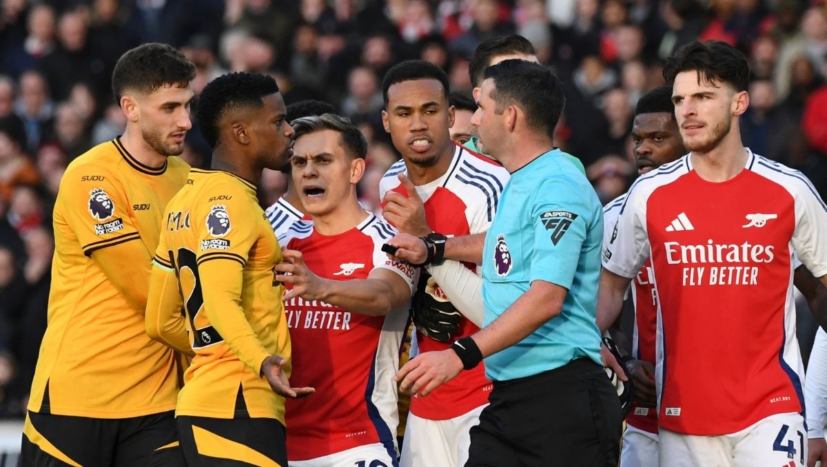 La policía investiga amenazas e insultos a un árbitro de la Premier League (AP)