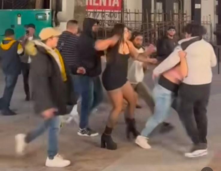 En un video que se viralizó se aprecia cómo una mujer agrede a la otra.| Especial