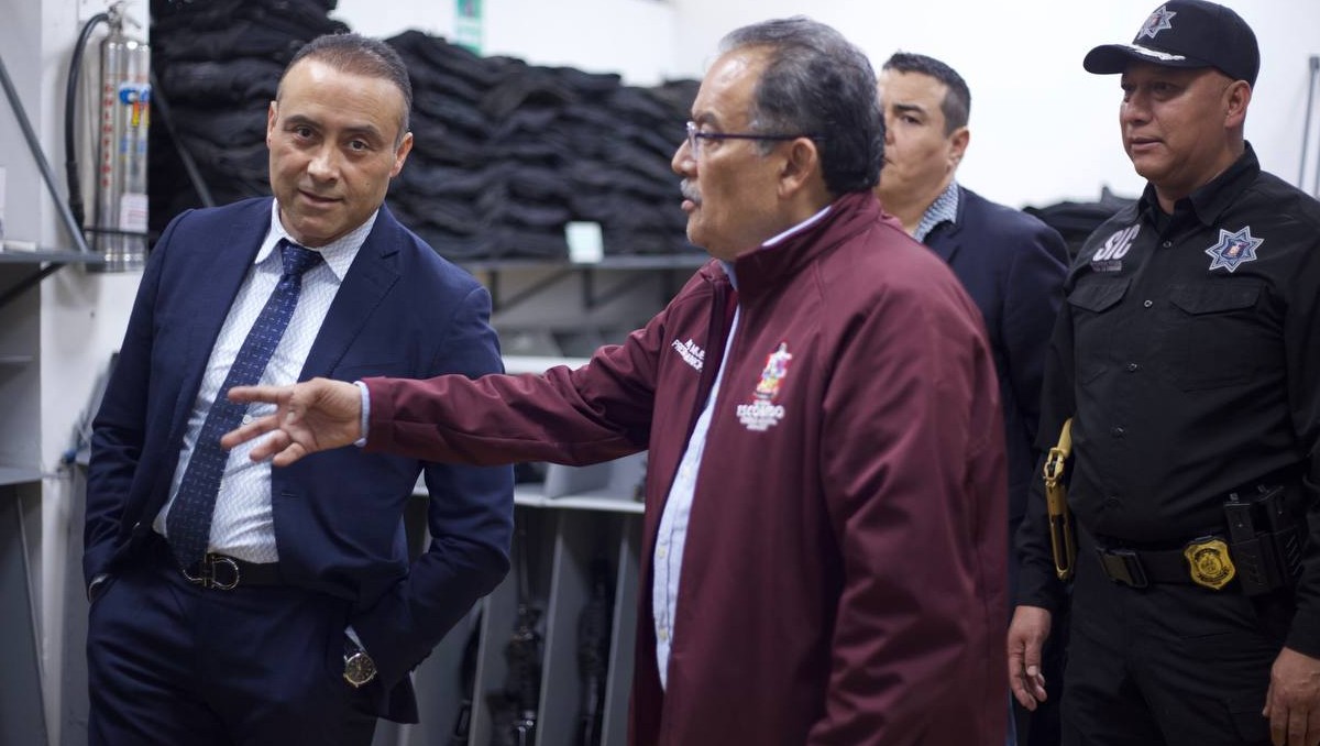 El alcalde Andrés Mijes le presentó además los Simuladores Virtuales a Omar Escobar Figueroa. Foto: Especial