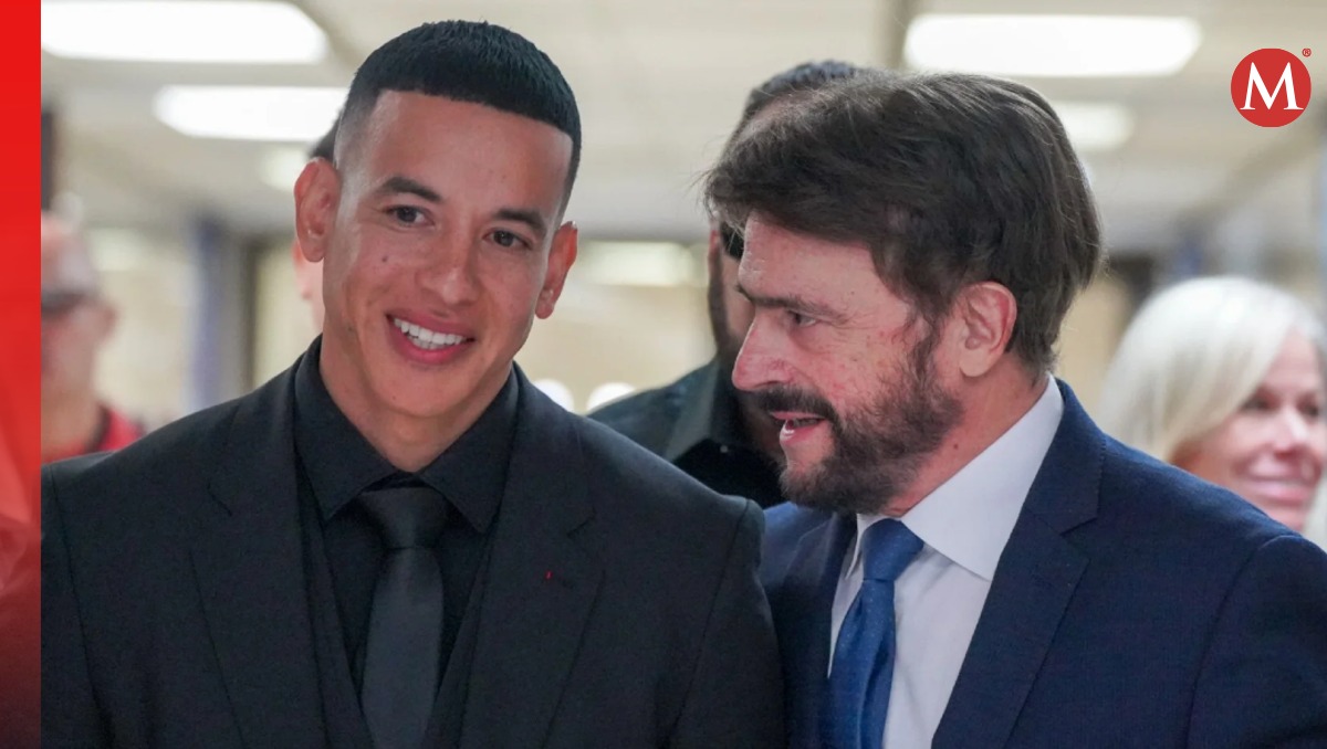 Daddy Yankee junto a su abogado Carlos Díaz Olivo | Foto: AFP
