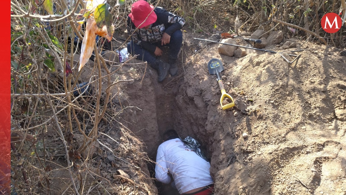 Elementos de el Colectivo Búsqueda de Personas en el momento de una excavación