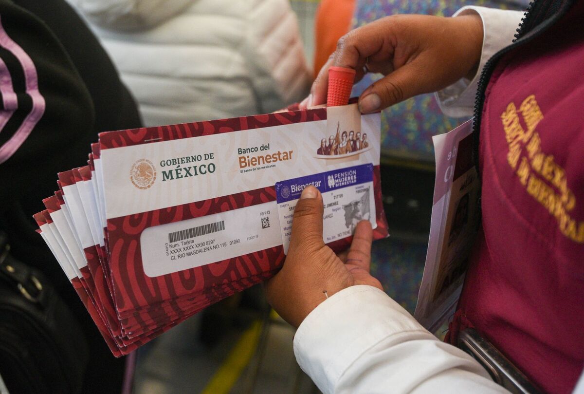 Inició la entrega de Tarjetas de la Pensión Mujeres Bienestar. | Cuartoscuro