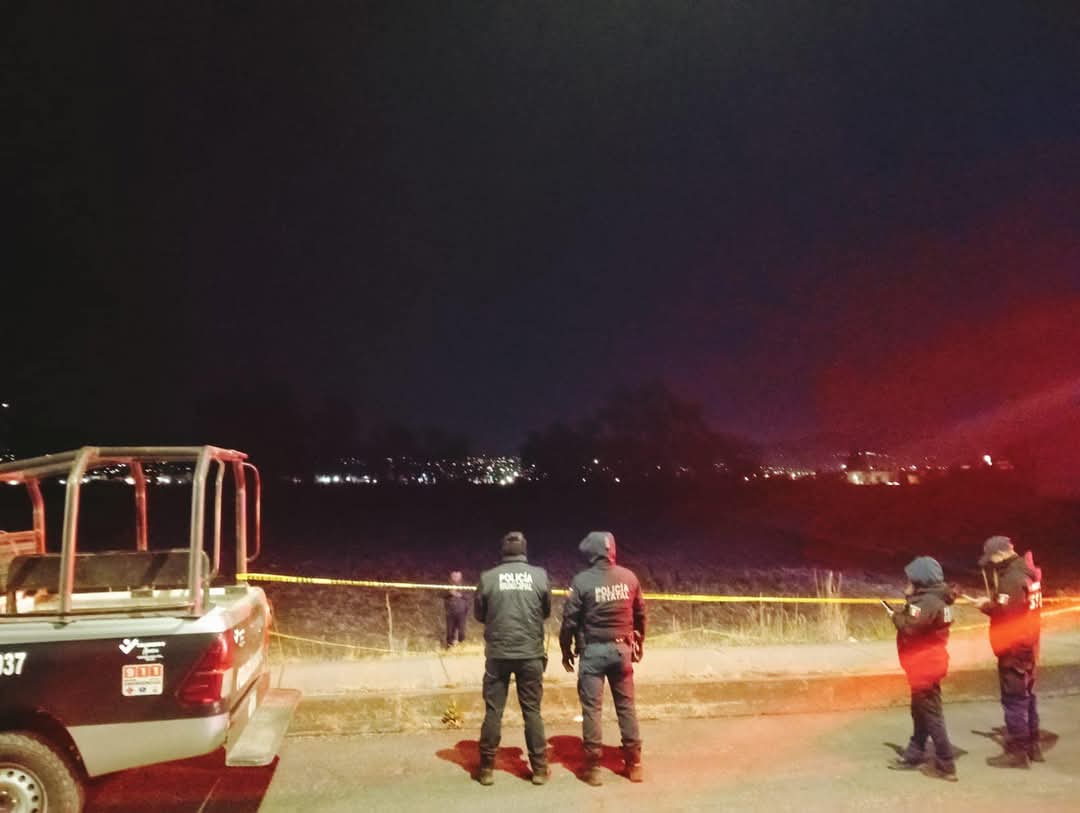 Policías acordonan el lugar donde se encontró uno de los cuerpos