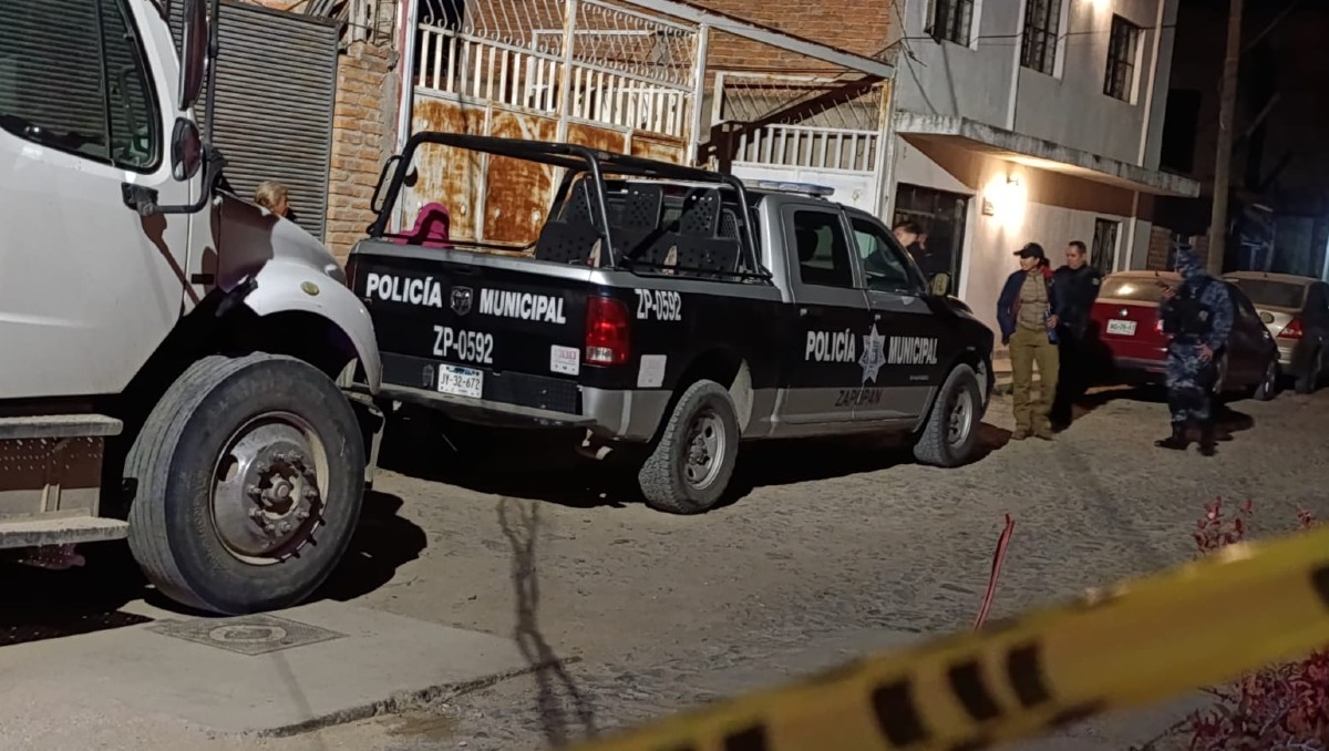 Policías de Zapopan acuden a lugar de un feminicidio en colonia Santa Lucía (Vicente Torres Alfaro)