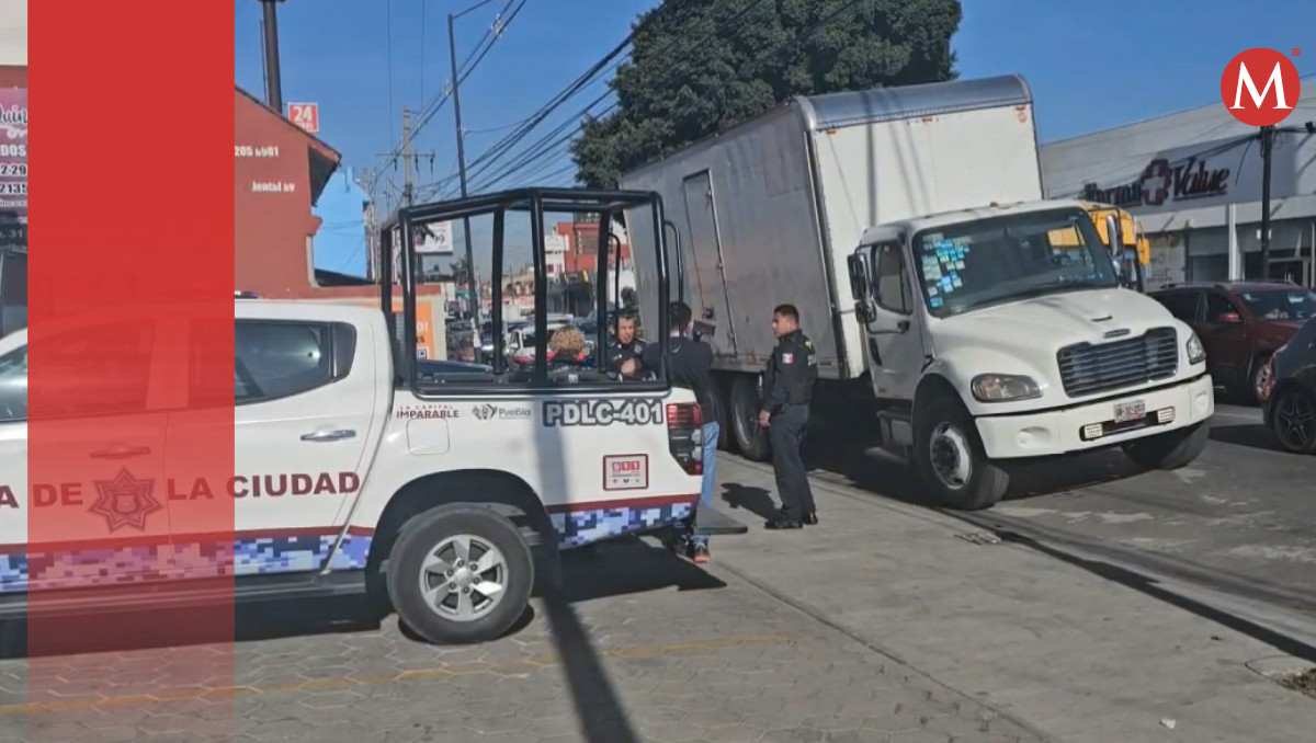 Transportista logra escapar de asaltantes en Puebla capital | Daniel Hernández