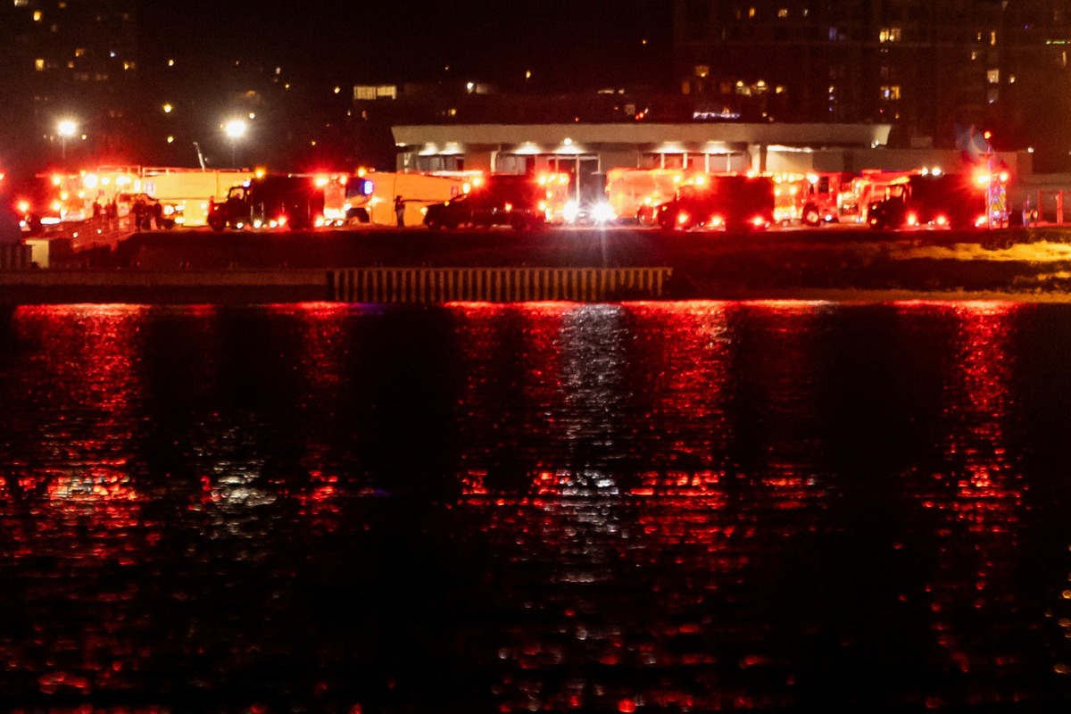 Avión se estrella cerca de aeropuerto en Washington. | Reuters