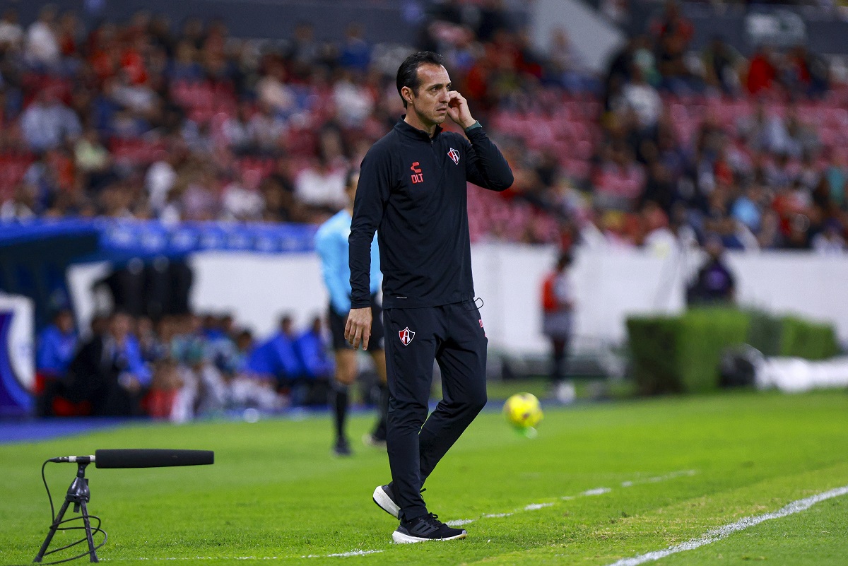 Diego de la Torre,  auxiliar de Gonzalo Pineda estuvo presente en la cancha. (Mexsports)