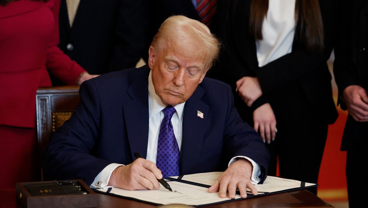 Donald Trump firma decreto para prohibir enseñanza de género y raza. (Foto: AFP)