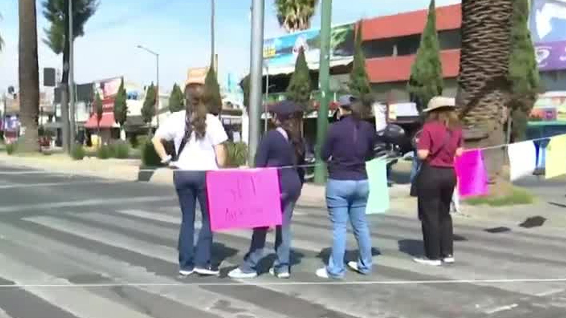 Padres de familia bloquean avenida Eduardo Molina, CdMx, por bullying hacia sus hijos