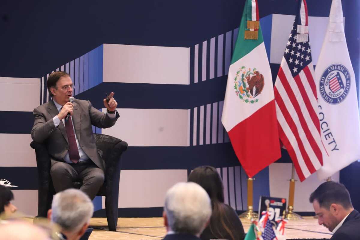 El secretario de Economía, Marcelo Ebrard, sostuvo que General Motors no se irá del país. Foto Jesús Quintanar