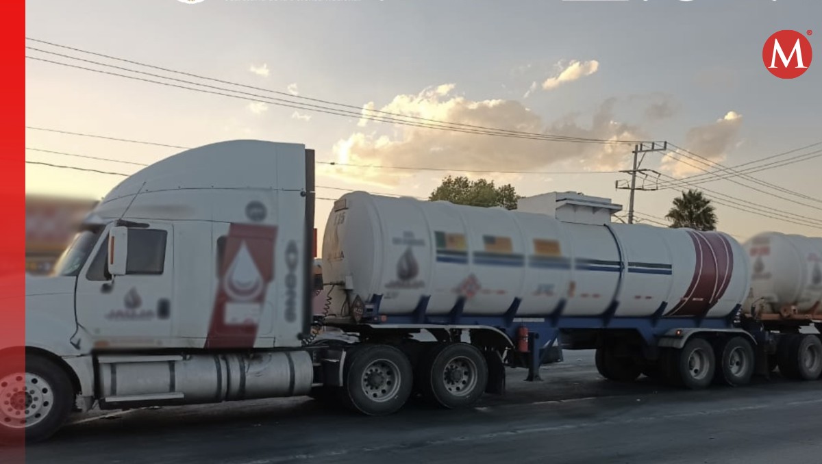 Un tractocamión acoplado a dos semirremolques transportaba combustible de forma ilegal en Nuevo León. | Especial