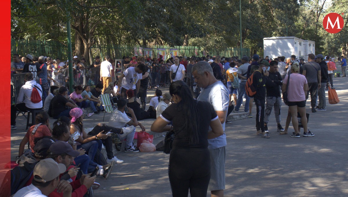 Migrantes esperan en Tapachula para realizar sus trámites de refugio ante la Comar. | EFE