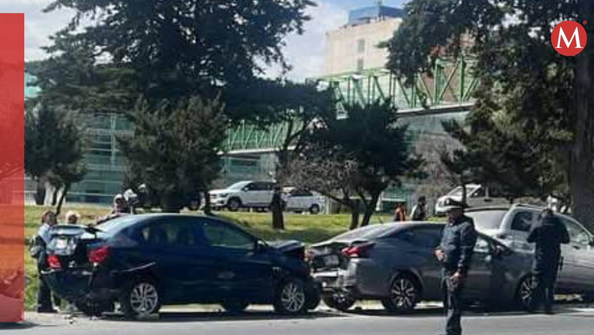 Carambola en Toluca involucra más de 10 vehículos sin lesionados graves. | Especial