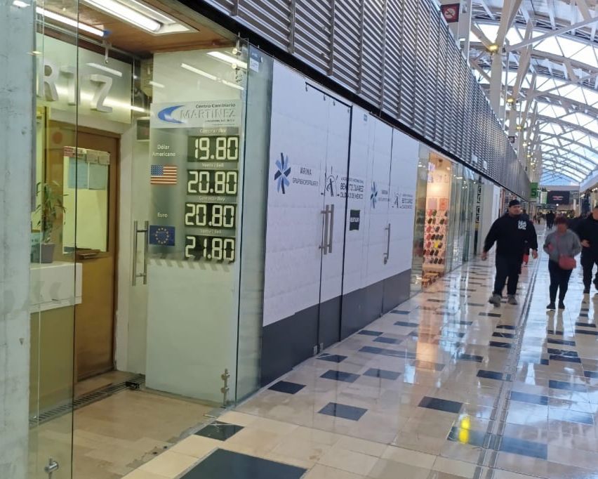 El dólar en AICM se sitúa hasta en 22 pesos. (Foto:Amílcar Salazar Méndez y Armando Martínez)